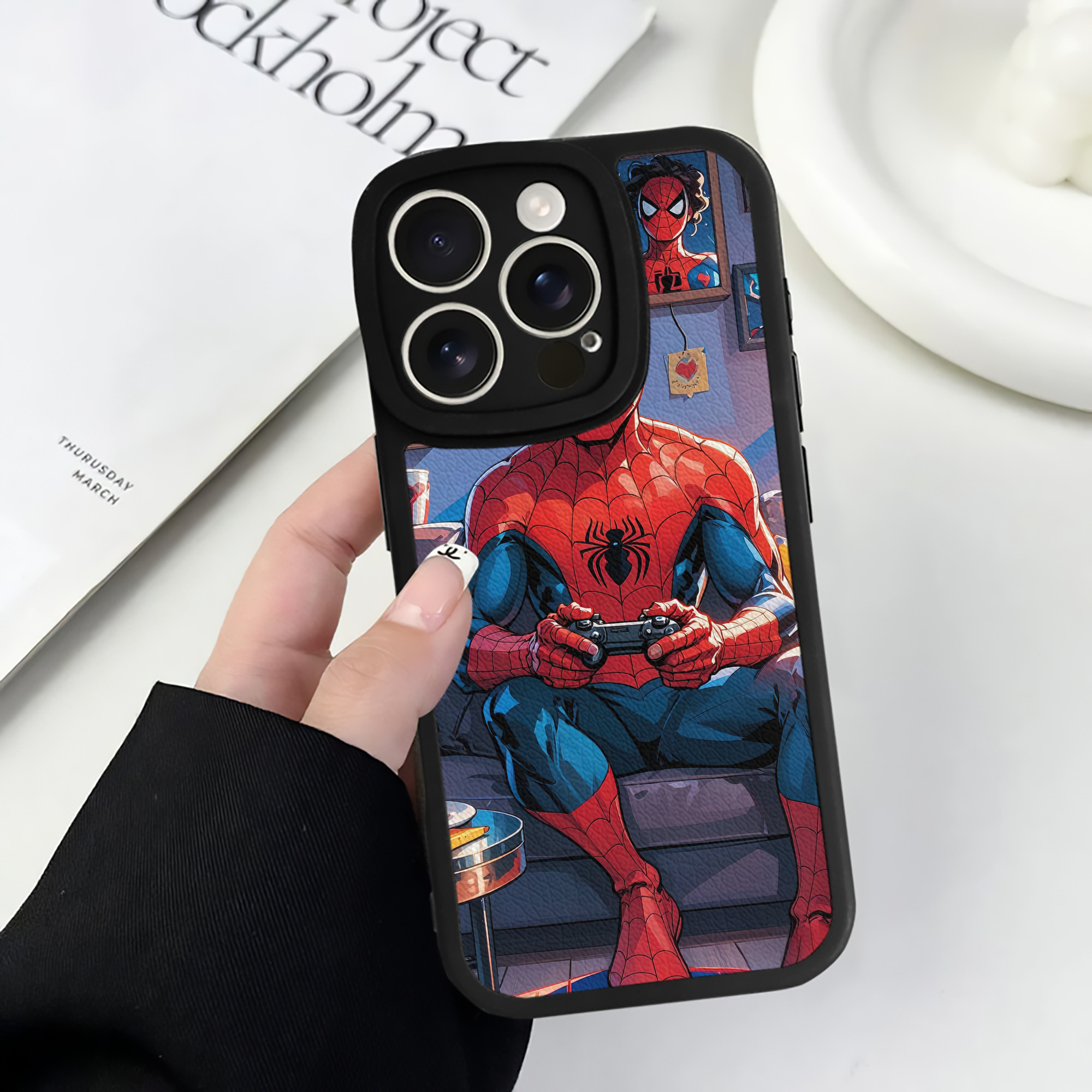 （画像用） Spider Man スパイダーマン 【iPhone 16シリーズ対応】シリコンスマホケース（レザー調） 材質：シリコン